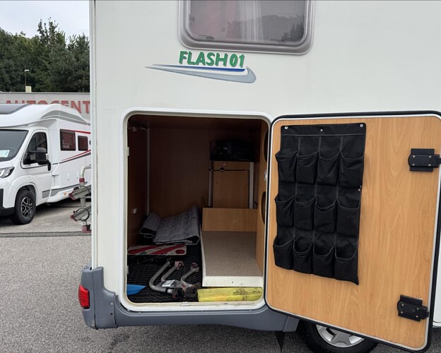 Chausson, Flash